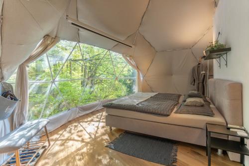 Postel nebo postele na pokoji v ubytování Glamping, Hot Tub & Projector by Nidumm Stay