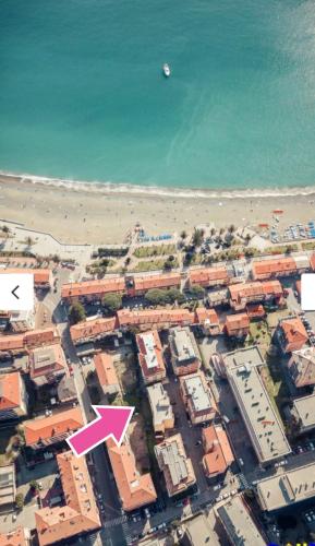 an aerial view of a beach with a pink arrow at A due passi dalla spiaggia in Riva Trigoso