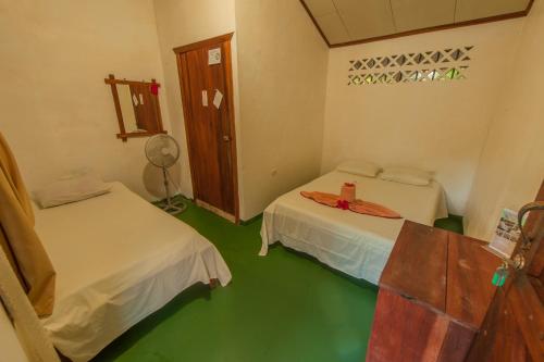 Tempat tidur dalam kamar di Cabinas Balcon del Mar Tortuguero