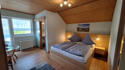 Postel nebo postele na pokoji v ubytování Ferienhaus "Anne" und Weingut Willi Fett