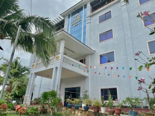 a view of the hotel from the beach at Au Paradis Bleu Hotel in Kep