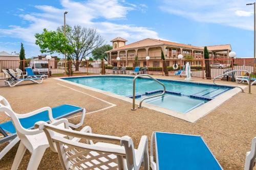 Πισίνα στο ή κοντά στο Super 8 by Wyndham Grand Prairie Southwest