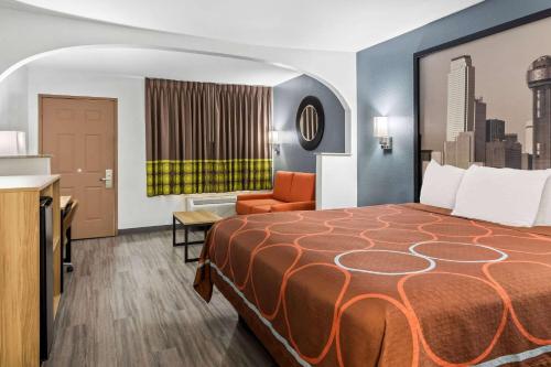 Ένα ή περισσότερα κρεβάτια σε δωμάτιο στο Super 8 by Wyndham Grand Prairie Southwest