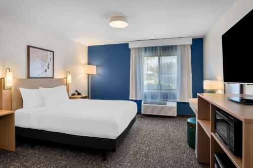 Postel nebo postele na pokoji v ubytování Spark By Hilton Grapevine DFW North