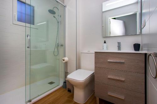 un bagno con doccia, WC e lavandino di Taga 27 a Torrevieja