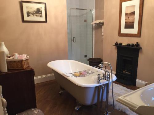 Bilik mandi di Wayside , 3 bed , 2 bath charming house close to Lincoln