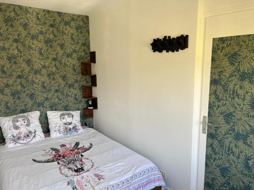 une chambre avec un lit avec deux oreillers dessus dans l'établissement Confortable appartement au coeur de ville à deux pas du lac, à Annecy