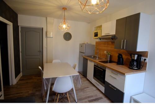 Η κουζίνα ή μικρή κουζίνα στο Villa Jean Julien - Le Guéry - Wifi - 2 chambres - 4 personnes