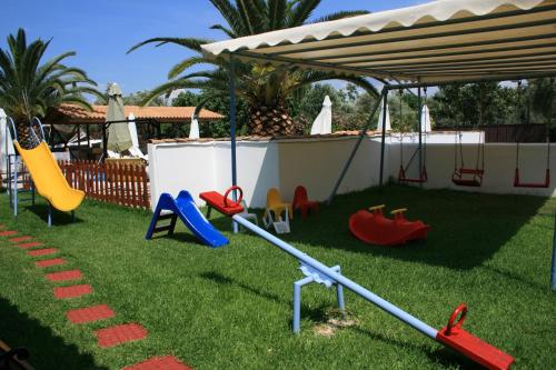 Zona de joacă pentru copii de la Alexaria Holidays Apartments