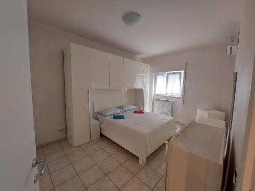 ラディスポリにあるDOMuS APAのベッドと窓のある小さな寝室