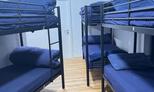 Palanda nebo palandy na pokoji v ubytování Rahman Hostel