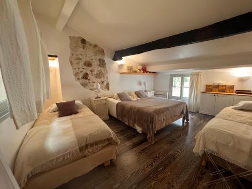 une chambre avec deux lits dans une pièce dans l'établissement L'élégante - maison de ville avec bains à remous - parking inclus, à Saint-Paul-de-Vence