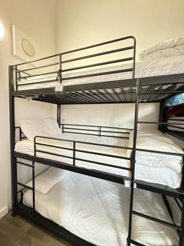 Postel nebo postele na pokoji v ubytování Rahman Hostel