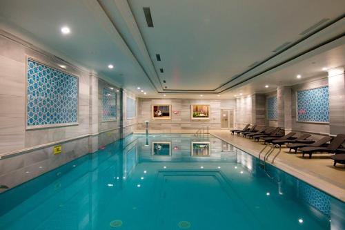Bazén v ubytování The Sign Kocaeli Thermal Spa Hotel &Convention Center nebo v jeho okolí