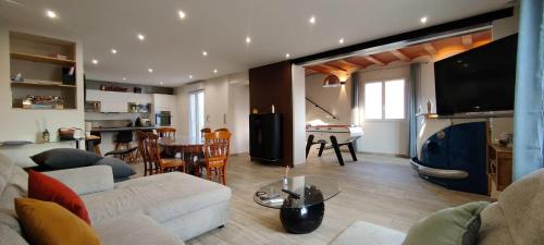 un salon avec un canapé et une salle à manger dans l'établissement Spacieuse maison de vacances à proximité des plages, à Torreilles