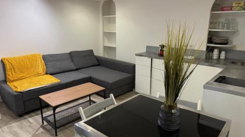 Practical Lodging near Le Louvre