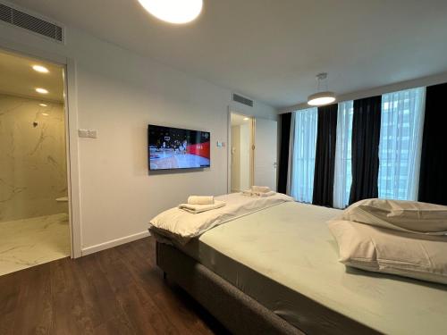 Postel nebo postele na pokoji v ubytování Grand Sapphire Luxury Apartments By MyGuest Cyprus