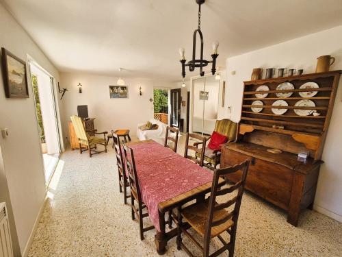 une salle à manger avec une table et quelques chaises dans l'établissement Villa 3 chambres au centre de Saint Mandrier village, à Saint-Mandrier-sur-Mer