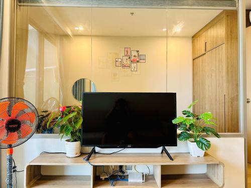 a flat screen tv sitting on top of a wooden table at Sóng Homestay-The Sóng Apartment Vũng Tàu Nghỉ Dưỡng Biển Cao Cấp 5 Sao- The Song Vung Tau Condotel 5 Star Beach View Apartment in Vung Tau