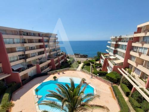 - une vue sur la piscine en face de certains immeubles dans l'établissement 1 chambre garage piscine plage a 100 metres, à Sète