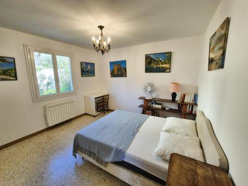 une chambre avec un lit, un bureau et une fenêtre dans l'établissement Villa 3 chambres au centre de Saint Mandrier village, à Saint-Mandrier-sur-Mer