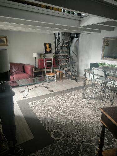 un salon avec un canapé et une table dans l'établissement Appartement ravissant au bord de l'Hérault, à Agde