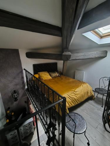 une chambre avec un lit avec un couvre-lit jaune dans l'établissement Appartement ravissant au bord de l'Hérault, à Agde