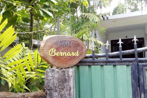 Sijil, anugerah, tanda atau dokumen lain yang dipamerkan di Bernard Homestay