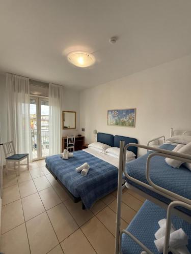 sypialnia z dwoma łóżkami piętrowymi i pokój z w obiekcie Hotel Berenice w Rimini