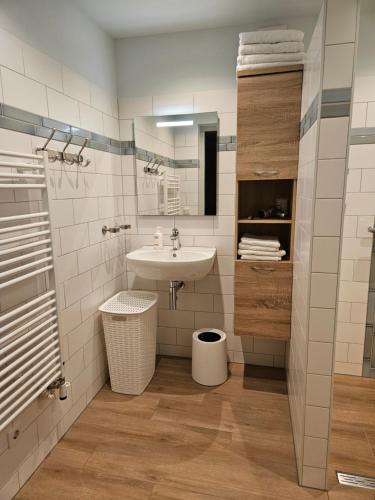 a bathroom with a sink and a mirror at SecondHandRose in Sprang-Capelle