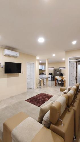 Μια τηλεόραση ή/και κέντρο ψυχαγωγίας στο Villa Dalia Puncak M4-3