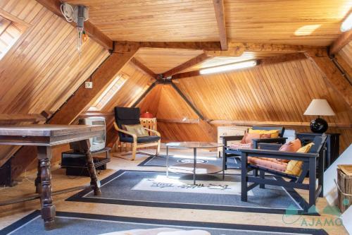 - un salon avec un piano et une table dans l'établissement Maison Atypique en centre bourg de Matignon, à Matignon