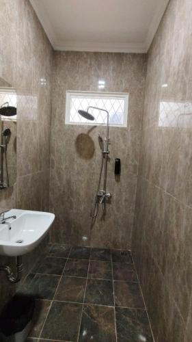 Ένα μπάνιο στο Villa Dalia Puncak M4-3