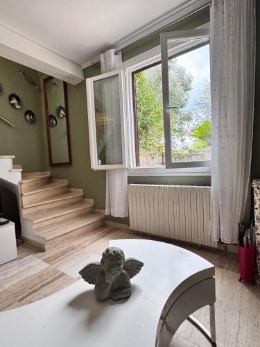 Un ours en peluche assis sur une table dans un salon dans l'établissement Nouveau ! Villa avec piscine - Sainte-Marie-Siché, à Santa-Maria-Siché