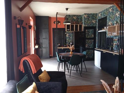 une cuisine et une salle à manger avec une table et des chaises dans l'établissement Maison cosy avec piscine et 2 chambres, à Niort
