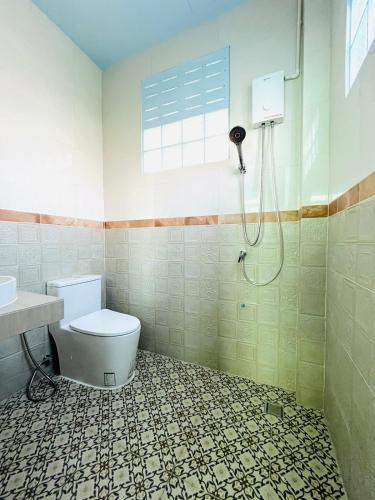 a bathroom with a toilet and a shower at Setthisin Art Boutique House,Iconsiam,BTS Thonburi in Godown