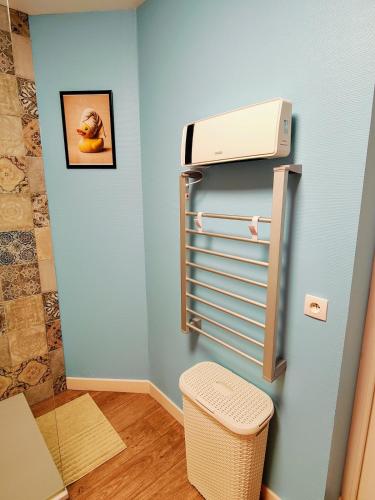 Cette chambre comprend un réfrigérateur et une poubelle. dans l'établissement Le 76 - Appartement Pop!, à Dunkerque