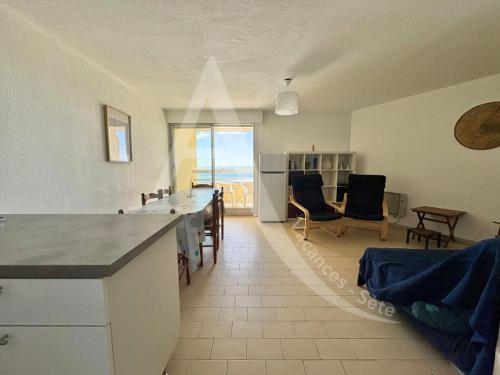 une cuisine et un salon avec vue sur l'océan dans l'établissement front de mer 2 chambres parking quartier corniche, à Sète