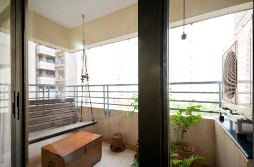 Zimmer mit einer Bank und einem Fenster mit Pflanzen in der Unterkunft Luxurious BnB next to Corporate hubs in Jāmb