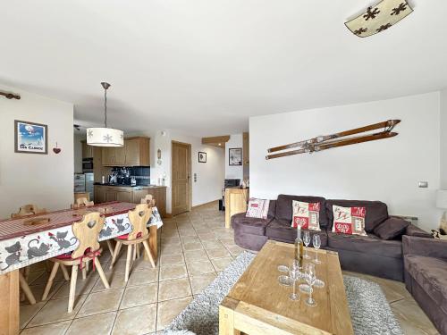un salon avec un canapé et une table dans l'établissement ROUS02 Appartement 6 8 personnes au centre station, aux Carroz d'Arâches