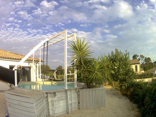 - une piscine avec pergola à côté d'une maison dans l'établissement Maison du bonheur 34570, à Saint-Paul-et-Valmalle