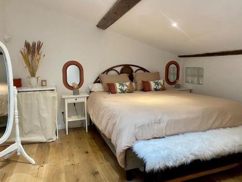 - une chambre avec un grand lit et deux miroirs dans l'établissement duplex centre historique climatisé, à Toulon