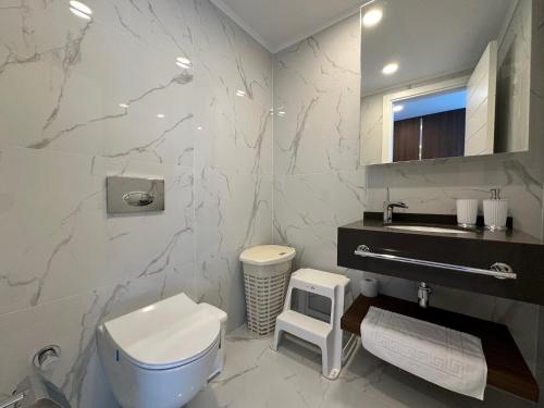 Koupelna v ubytování Grand Sapphire Luxury Apartments By MyGuest Cyprus