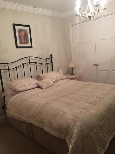 Katil atau katil-katil dalam bilik di Wayside , 3 bed , 2 bath charming house close to Lincoln