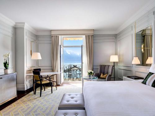 Postel nebo postele na pokoji v ubytování Fairmont Le Montreux Palace