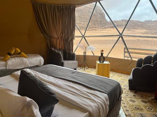 Gakleen luxury camp في العقبة: غرفة بسريرين وإطلالة على الصحراء