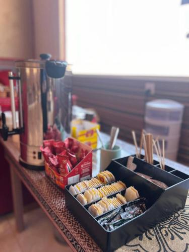 Gakleen luxury camp في العقبة: طاولة مع صينية من الطعام على طاولة