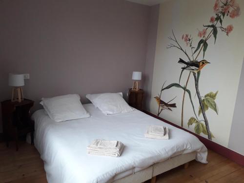 a bedroom with a bed with two towels on it at Gîte Tante Aurore et chambres d'Hôtes in Chémery