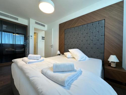 Postel nebo postele na pokoji v ubytování Grand Sapphire Luxury Apartments By MyGuest Cyprus