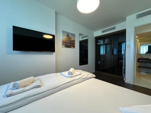 Postel nebo postele na pokoji v ubytování Grand Sapphire Luxury Apartments By MyGuest Cyprus